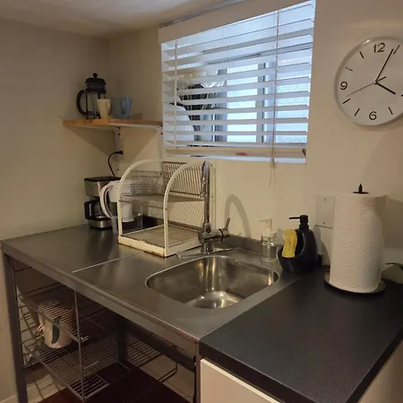 Charming Basement Suite With Private Entrance Near Subway, Koreatown & Uoft